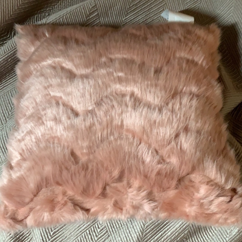 Pink Faux Fur pillow - Picture 2 of 3